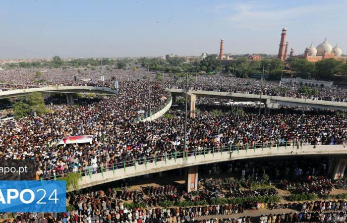Funeral crowd of Islamic leader behind anti-French protests in Pakistan –...