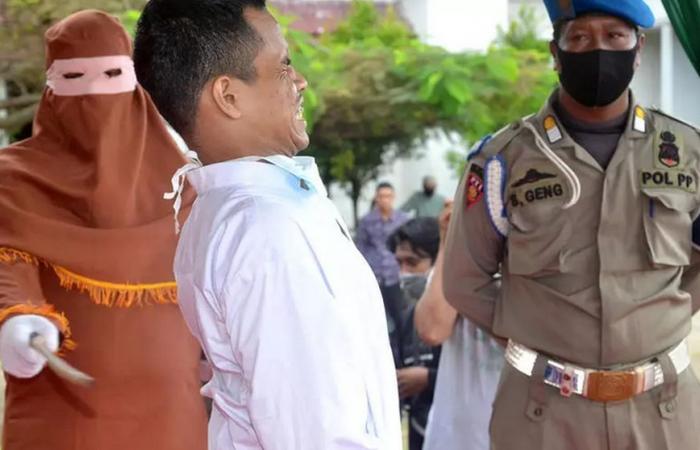 Indonesian man collapses during flogging for child rape
