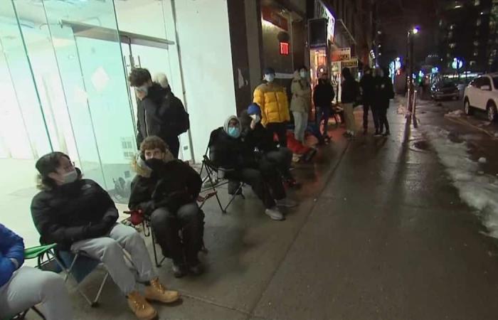 Black Friday: Line up all night in downtown Montreal
