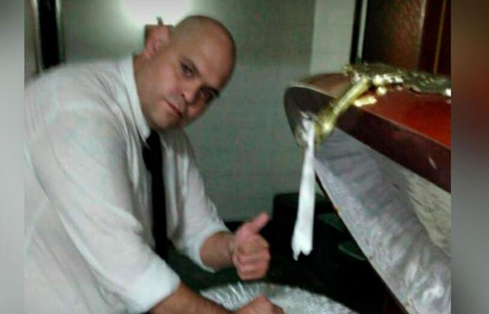 Funeral home employee fired after posing with body …