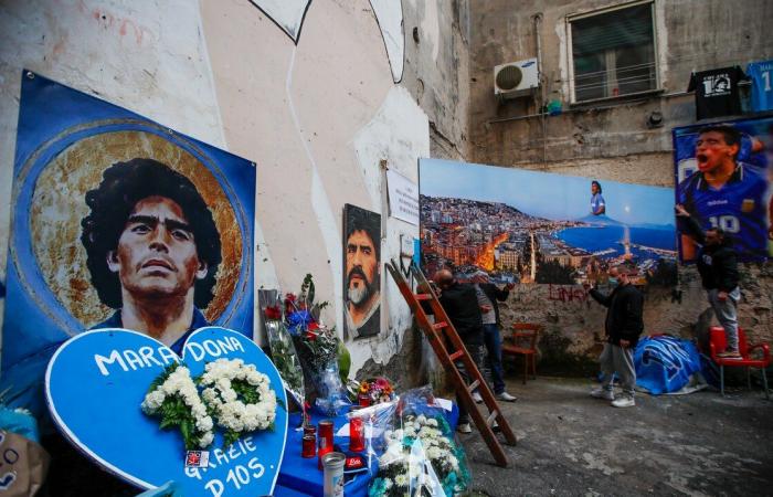 They fire three employees of a funeral home who took a photo with the remains of Diego Maradona