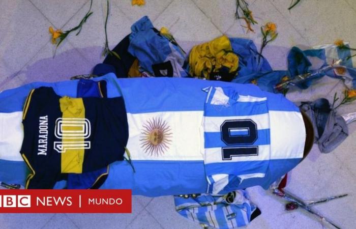 Maradona: the outrage in Argentina over the photos released by some employees of the funeral home of the Argentine star’s coffin