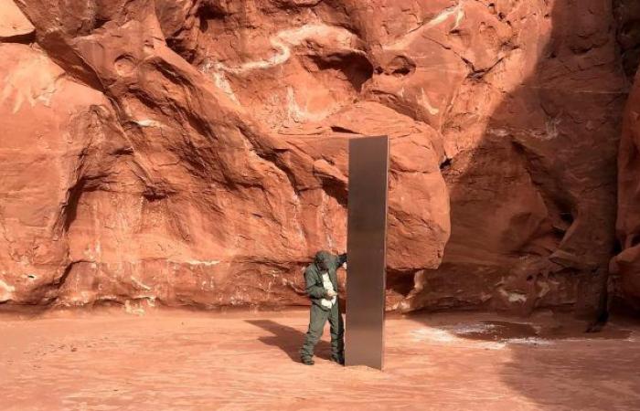 Mysterious metal monolith in the Utah desert suddenly disappeared | ...