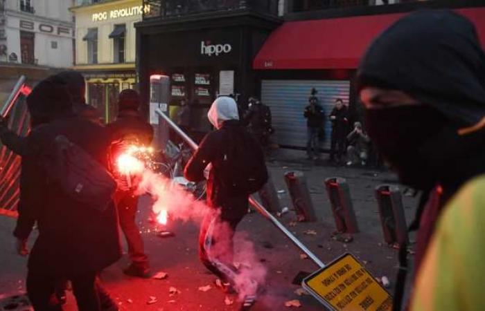France: rioters set fire to central bank! Riots in Paris...