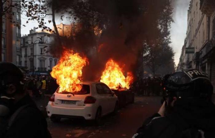France: rioters set fire to central bank! Riots in Paris...