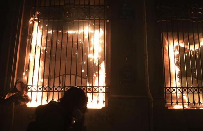 France: Bank in flames – chaotic scenes during protest against police...