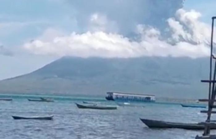 Indonesia volcano erupts (VIDEOS)
