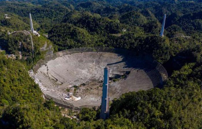 The giant Arecibo telescope collapsed