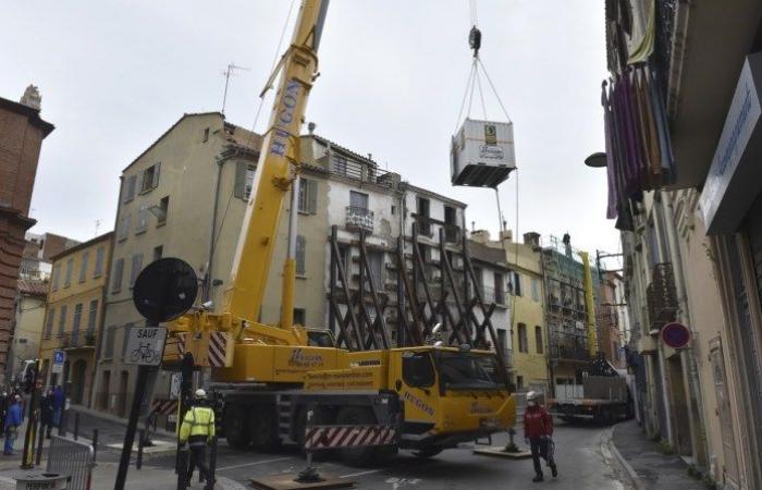 300 kg man is rescued from home by crane in France...