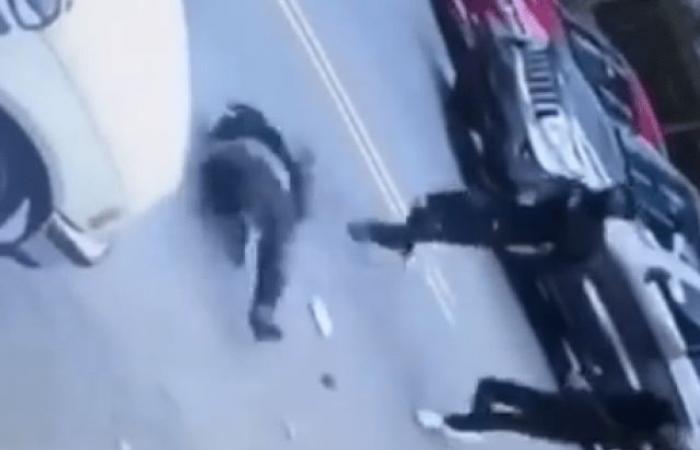 A shocking video .. Two gunmen shoot a singer in broad...