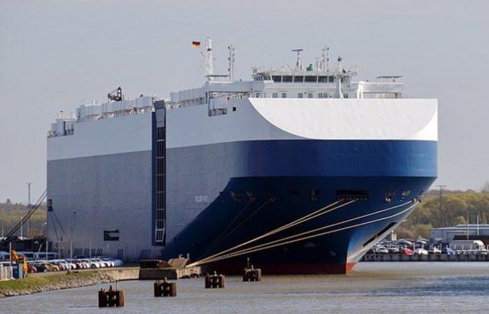 Anchor chain cuts through sunken cargo ship to reveal 4,200 Hyundai...
