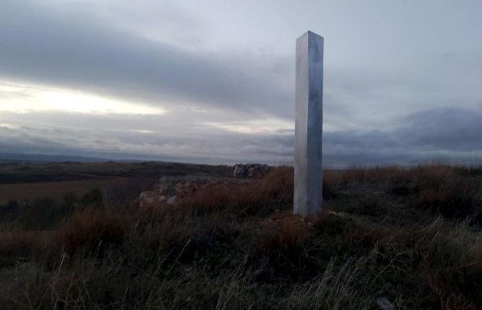 The mystery of the monoliths comes to Spain: they locate one in the ruins of a church and the authorities ask not to visit...