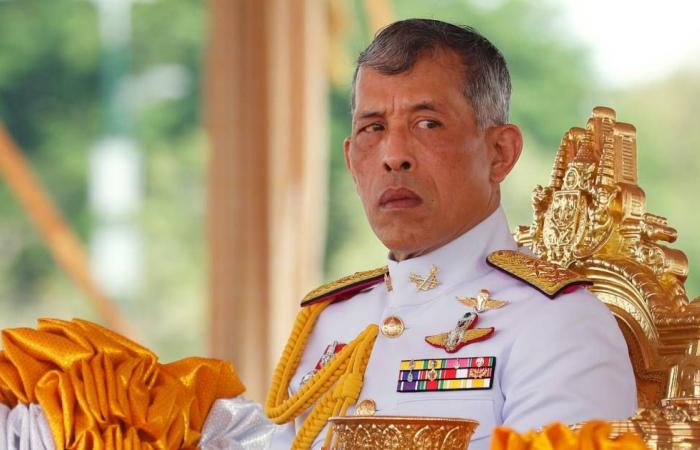 Thai king for the first time alone with official mistress |...