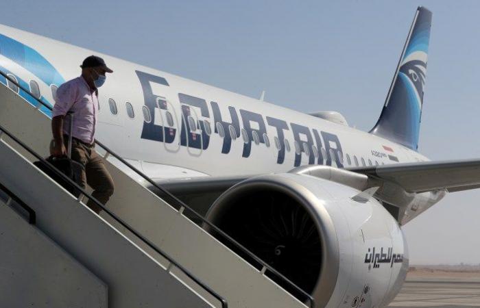 “EgyptAir” punishes pilots for changing the places of cabin crew