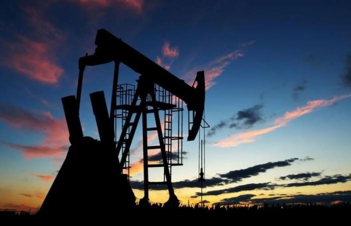 Oil prices fall 2% as investors avoid risks and the dollar...