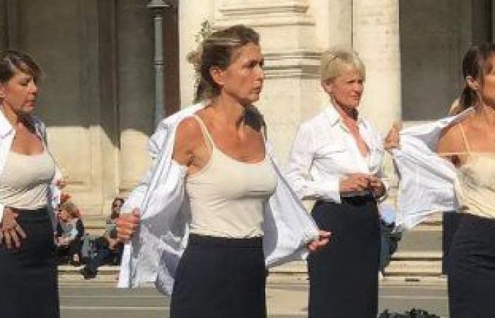 Italian flight attendants strip naked to protest working conditions