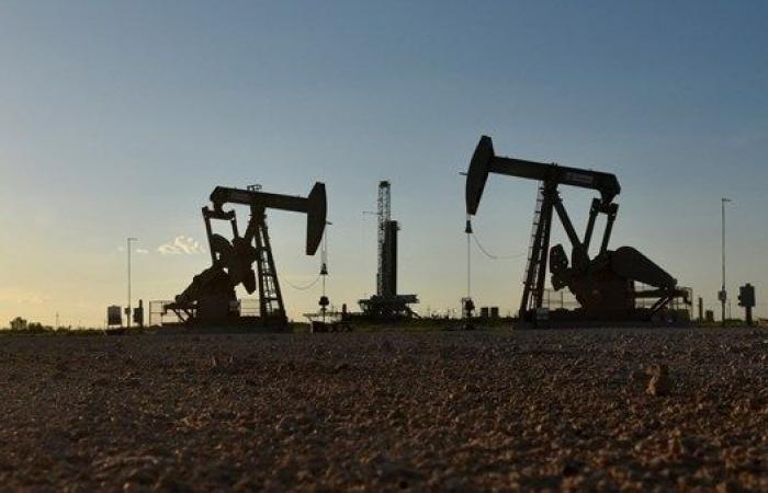 Oil drops 1% after US crude and fuel stocks increase