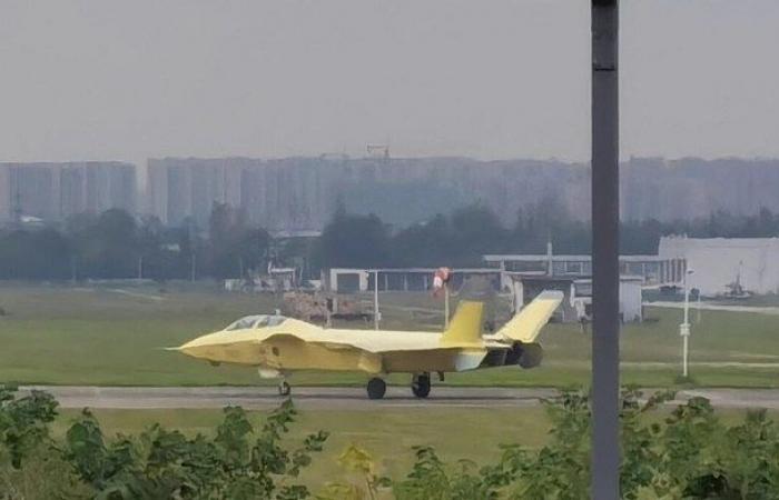 China unveils two-seater version of its fifth generation fighters