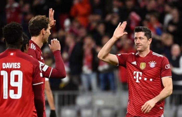 Lewandowski leads Bayern to sweep Benfica and reach the last 16