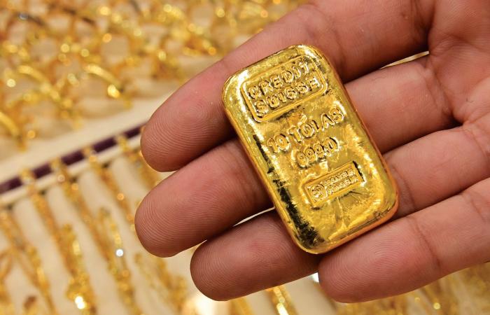 Gold stabilizes as “Omicron” curbs risk appetite