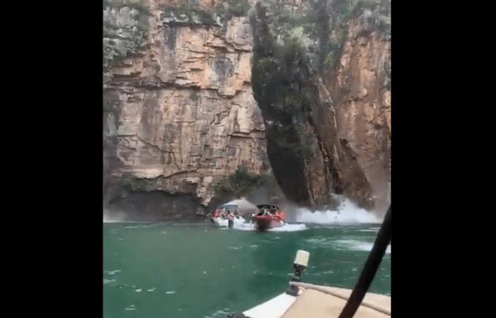 A horrific scene… a huge rock collapsed on manned boats in...