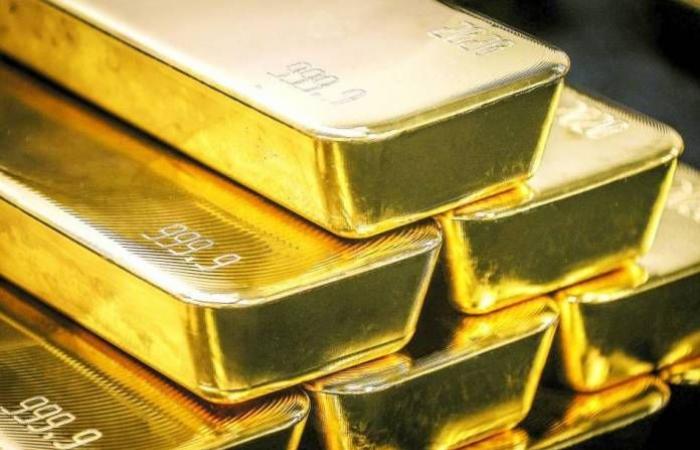 Gold falls as US bond yields rise