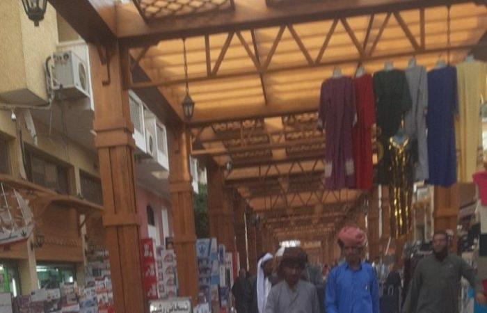 Good skin.. Tourists flock to the tourist market in Aswan (video)