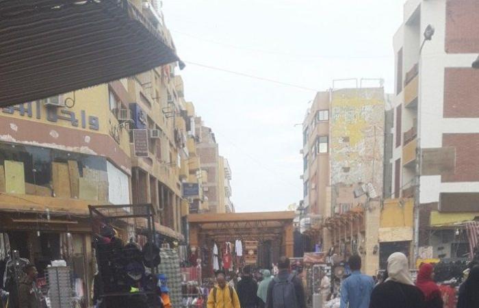 Good skin.. Tourists flock to the tourist market in Aswan (video)