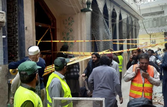 Death toll rises in Pakistan mosque bombing