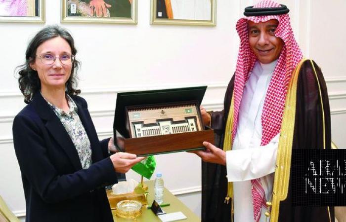 Foreign ministry official bids farewell to French Consul General in Jeddah