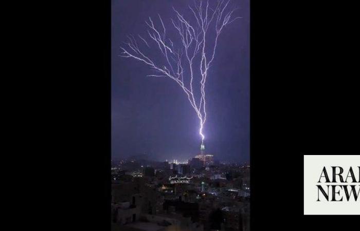 Video shows lightning strike Makkah clock tower