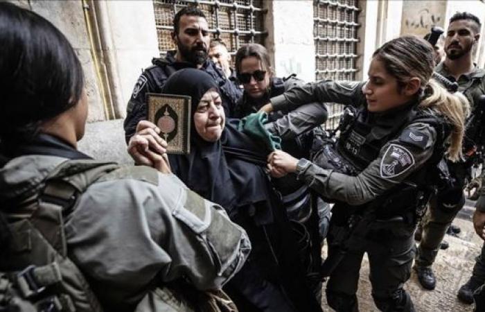 Hundreds of Jewish settlers storm Al-Aqsa Mosque