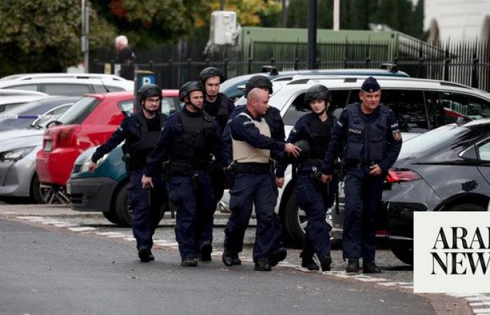 Polish police cordon off Warsaw square amid reports of bomb threat