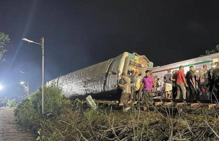 17 killed in Bangladesh train crash