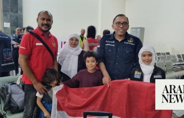 First Indonesians leave Gaza after difficulties to ensure safe passage