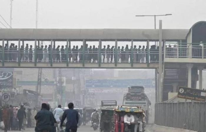 Toxic smog chokes Pakistan and shuts cities