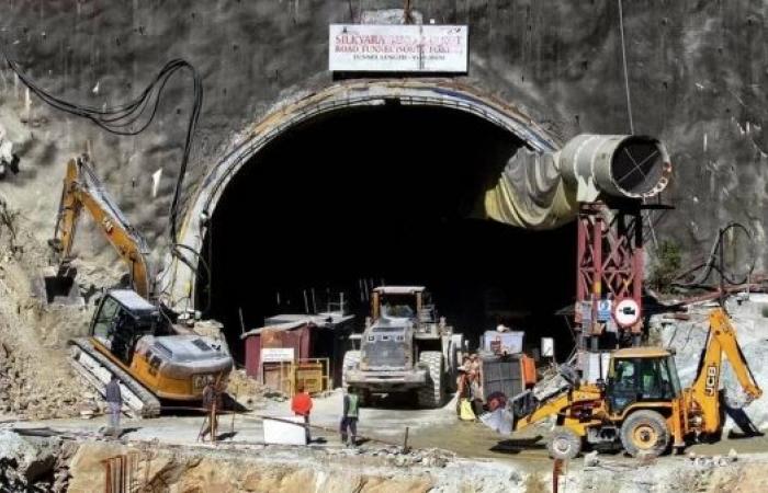 Rescuers to drill new tunnels for trapped India workers