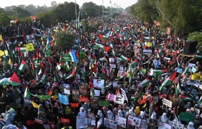 Tens of thousands rally in Pakistan against Israel's bombing in Gaza