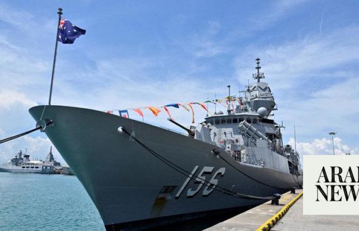 Australian warship sails through Taiwan Strait