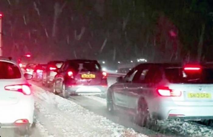 UK weather: Temperatures plunge to -12C as snow disrupts travel