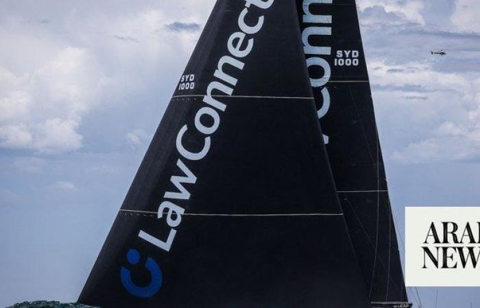 Two-way battle for lead as storms force eight out of Sydney-Hobart