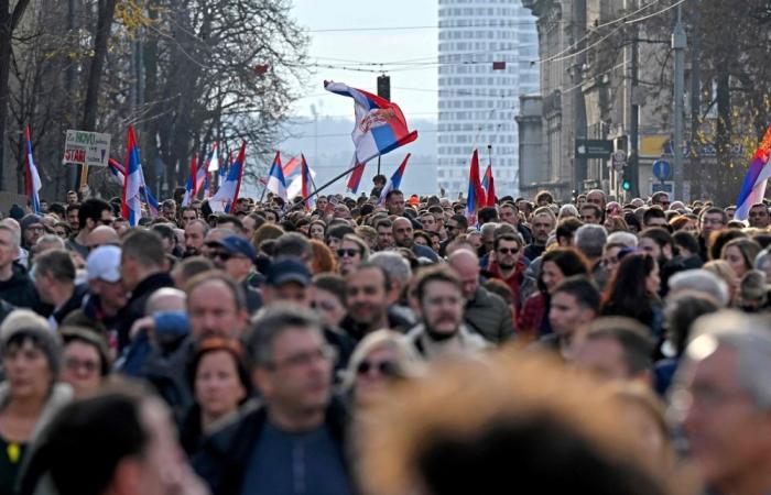 Thousands of Serbians protest alleged electoral fraud