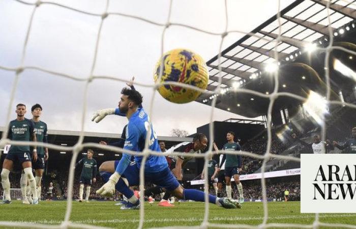 Arsenal falter once more at Fulham, Spurs close on top four