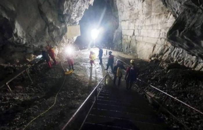 Rescuers hoping to reach tourists and guides trapped in Slovenian cave