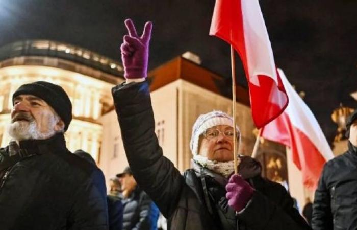 Polish police arrest MPs in presidential palace