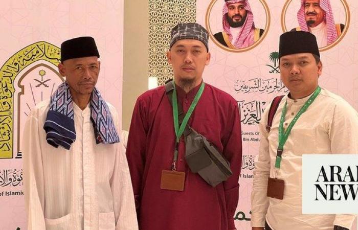 Guests of Umrah program visit cultural district in Makkah
