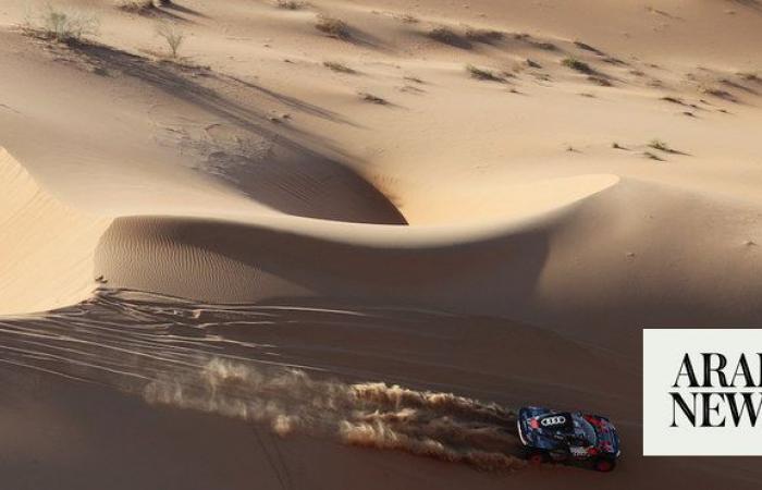 Evergreen Sainz holding back the sands of time to lead Dakar