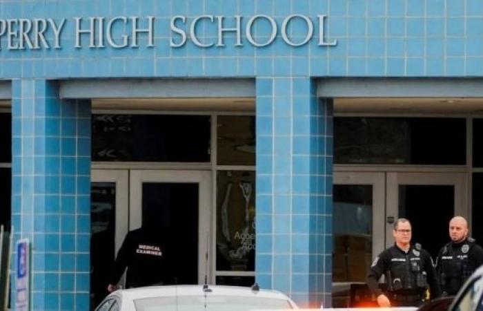 Iowa principal who saved pupils from school shooting dies