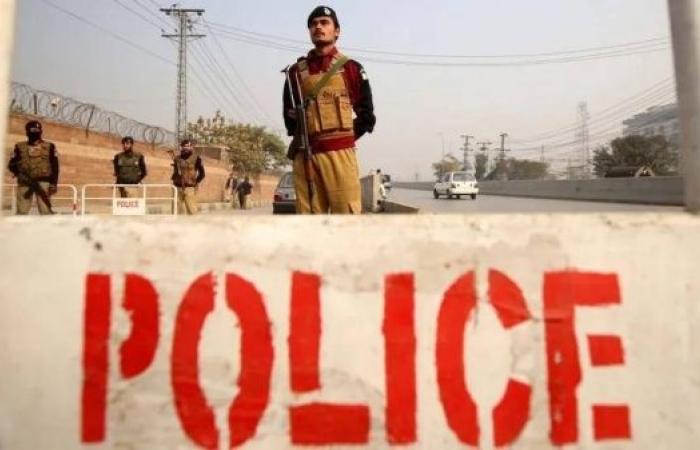 At least 10 killed in attack on Pakistan police station