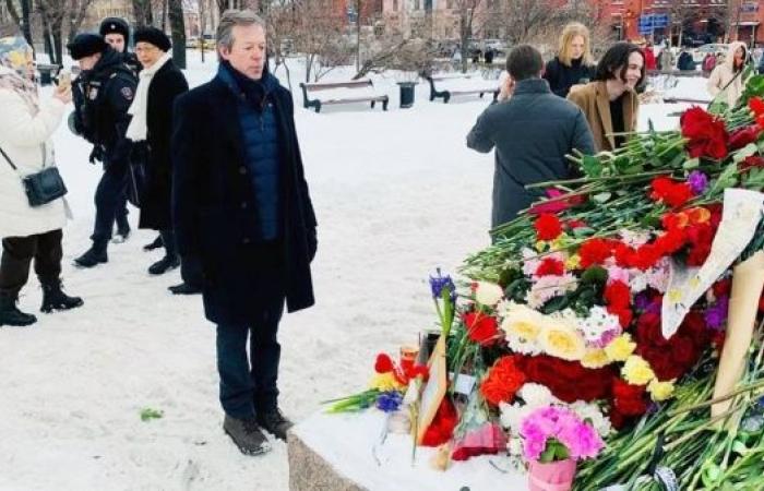 Navalny: US and UK ambassadors to Russia lay tributes